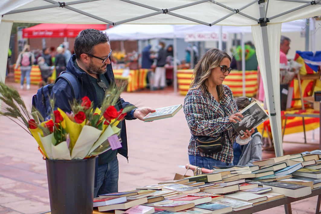 Parades de llibres i roses i activitats lúdiques i culturals per celebrar la Diada de Sant Jordi