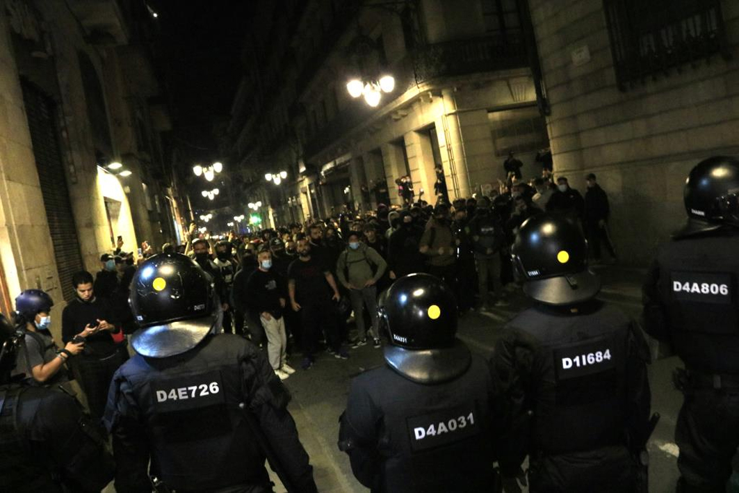Detingudes tretze persones relacionades amb els greus desordres públics del 30 d'octubre a la plaça de Sant Jaume de Barcelona