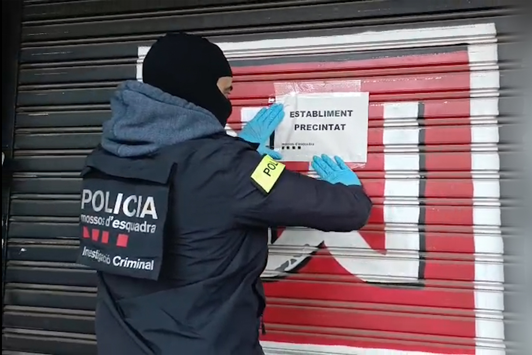 Detenen un home i desmantellen un punt de tràfic de cocaïna en un bar musical de Cornellà de Llobregat