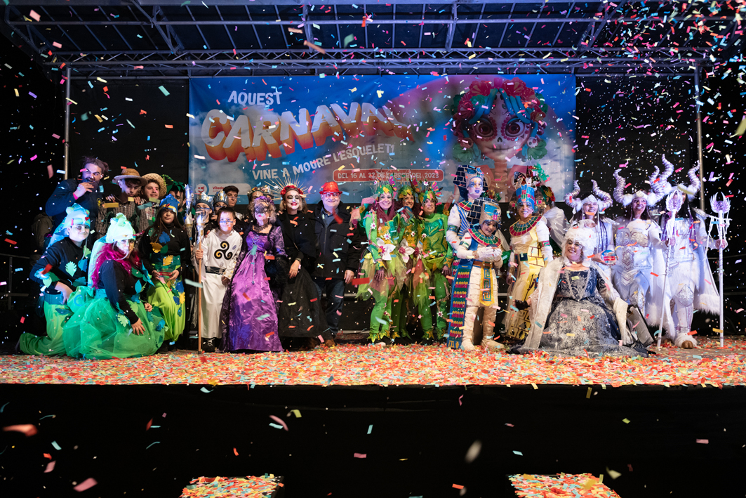 Viladecans celebra el Carnaval amb prop de 2.000 participants a la rua, que allarga el seu recorregut