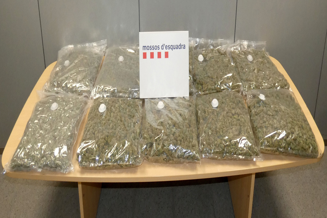 Els Mossos d’Esquadra detenen un home a Cornellà de Llobregat que transportava 10 kg de marihuana