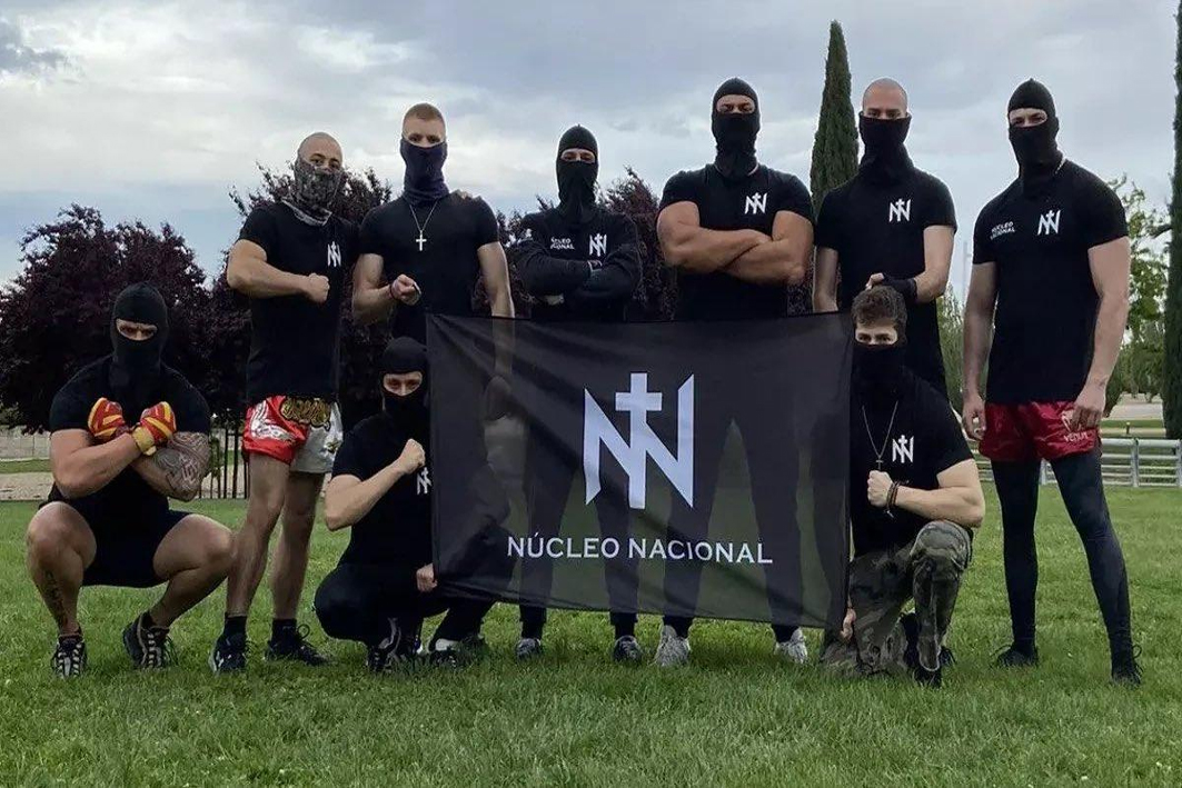 Detenim quatre homes per fer pintades contra l'islam, els immigrants i partits d'esquerres