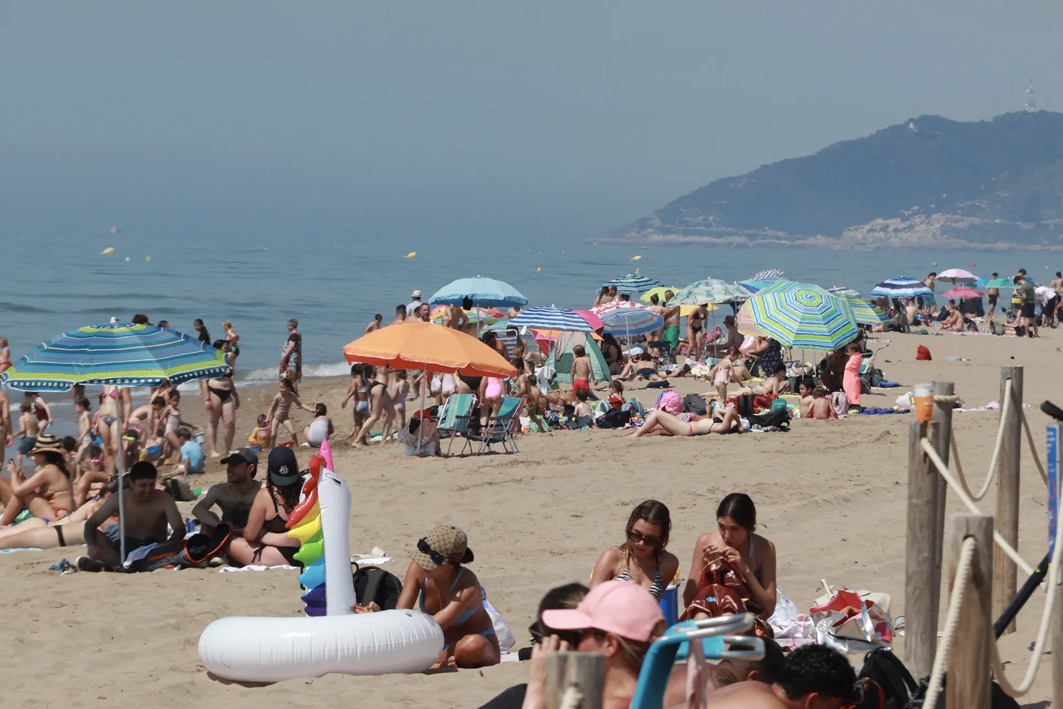 22 municipis de la demarcació de Barcelona tindran platges sense fum aquest 2026