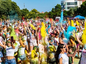 Viladecans celebra el Dia de l’Orgull amb una Festa Holi reivindicativa